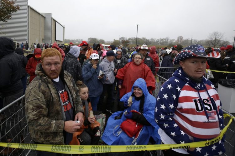 Kyle Terry, de 33 años, al frente a la izquierda, encabeza la fila de partidarios que esperan asistir a un mitin de campaña del presidente Donald Trump en el aeropuerto de Lancaster, el lunes 26 de octubre de 2020 en Lititz, Pensilvania. Foto: Jacqueline Larma/AP.