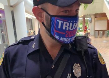 El policía de Miami, Daniel Ubeda, se presentó a votar uniformado con una máscara favorable a Donald Trump. Ha sido suspendido. | Steve Simeonidis / Twitter