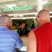 Dos clientes se sirven de café en la ventanita del Versailles, en la Pequeña Habana. Foto: Rui Ferreira.