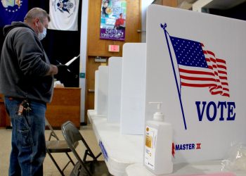 Las votación anticipada comenzó en Florida el martes pasado. Las urnas se abrieron en escuelas y bibliotecas. Foto: AP.