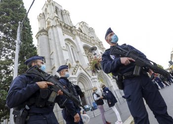 Agentes de la policía francesa hacen guardia cerca de la iglesia de Notre Dame, en Niza, en el sur de Francia, el 29 de octubre de 2020, luego del ataque. Foto: Eric Gaillard/Pool via AP.