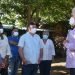 El presidente cubano Miguel Díaz-Canel (2-d) junto a autoridades de Santiago de Cuba y trabajadores de una finca integral de esa provincia, durante un recorrido gubernamental al territorio santiaguero, el primero durante la desescalada post COVID-19. Foto: ACN.