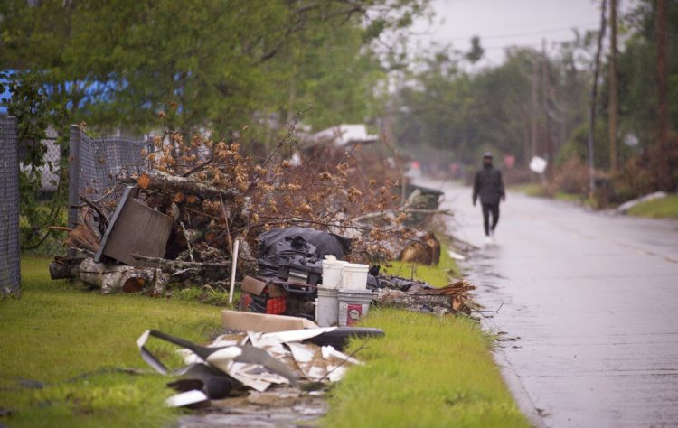 Escombros causados por el paso del huracán Laura aún se encuentran apilados a un costado de los caminos en Lake Charles mientras los residentes se preparan para la llegada del huracán Delta. Foto: Chris Granger/The Advocate, via AP.