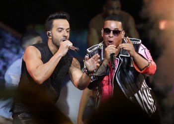 Luis Fonsi, a la izquierda, y Daddy Yankee cantan en la ceremonia de los Premios Billboard de la Música Latina en Coral Gables, Florida. Fonsi y Yankee serán reconocidos con el premio a la canción latina de la década por "Despacito" en la próxima ceremonia de los Premios Billboard de la Música Latina, el 21 de octubre de 2020. Foto/Lynne Sladky/AP/Archivo.