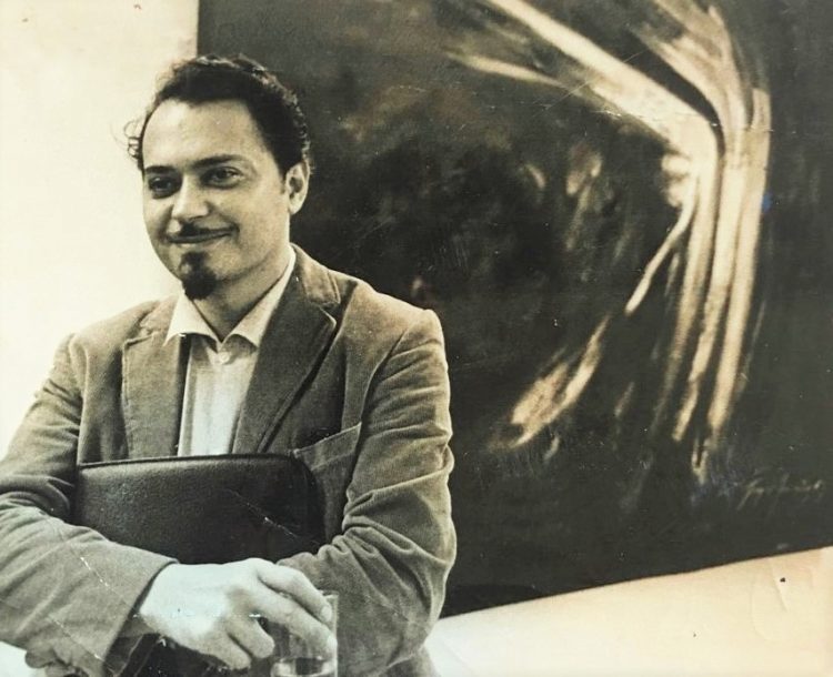 El poeta Fayad Jamís ante uno de sus cuadros. Foto: liberoamerica.com