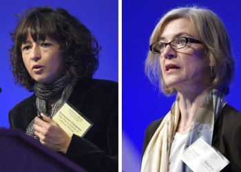 En esta combinación de imágenes de archivo, tomadas el 1 de diciembre de 2015, Emmanuelle Charpentier (izquierda) y Jennifer Doudna intervienen en una cumbre internacioal de la Academia Nacional de Ciencias sobre seguridad y ética en la edición del genoma, en Washington. Charpentier y Doudna ganaron el Nobel de Química este 7 de octubre de 2020 "por el desarrollo de un método de edifición del genoma". Foto: Susan Walsh/AP/ archivo.