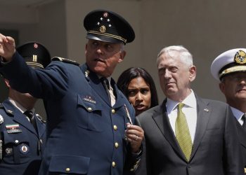 El entonces secretario de Defensa de México, el general Salvador Cienfuegos Zepeda, hace un gesto a su homólogo estadounidense, Jim Mattis, durante una ceremonia de bienvenida en la Ciudad de México. Foto: Rebecca Blackwell/AP/Archivo.