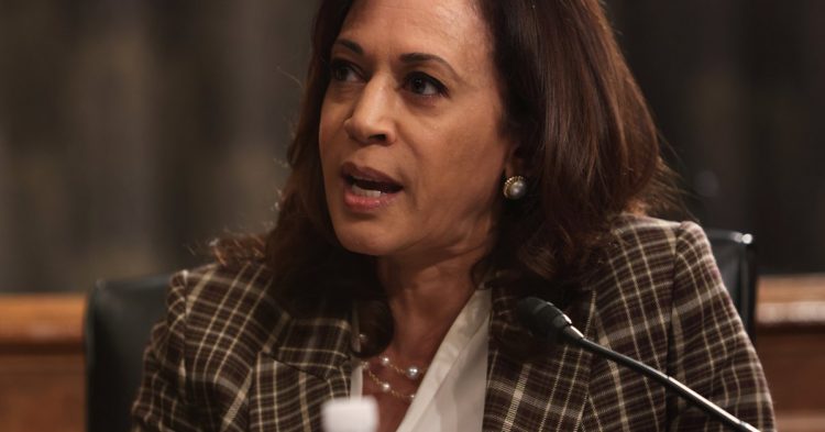 La candidata demócrata a la Vicepresidencia de EEUU, Kamala Harris, aseguró este martes en una entrevista con Efe que si Biden y ella llegan a la Casa Blanca derogarán las restricciones que Trump ha impuesto sobre la isla, aunque el fin del bloqueo no ocurrirá “pronto”. Foto: ALEX WONG/ EFE/EPA.