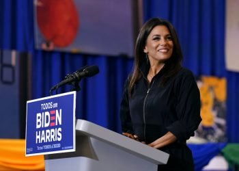 La actriz Eva Longoria habla durante un evento del Mes de la Herencia Hispana con el candidato presidencial demócrata y ex vicepresidente Joe Biden, el 15 de septiembre de 2020 en Kissimmee, Florida. Foto: Patrick Semansky/AP.