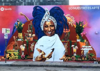 Mural de grandes proporciones y a todo color con la imagen sonriente de la legendaria Celia Cruz, pintado por el artista urbano Cale K2S, en una pared en el barrio de Wynwood de Miami Foto: Ariel Fernández Díaz/EFE.