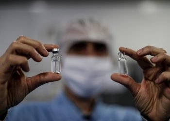 Ampollas con muestras de la vacuna de Oxford, en el laboratorio de BioManguinhos, el instituto de producción de inmunobiológicos de la Fundación Oswaldo Cruz, en Río de Janeiro. Foto: Antonio Lacerda/EFE/Archivo.