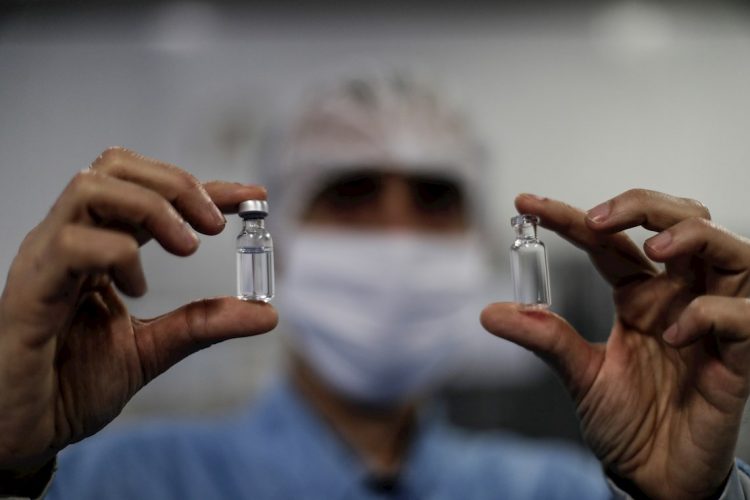 Ampollas con muestras de la vacuna de Oxford, en el laboratorio de BioManguinhos, el instituto de producción de inmunobiológicos de la Fundación Oswaldo Cruz, en Río de Janeiro. Foto: Antonio Lacerda/EFE/Archivo.