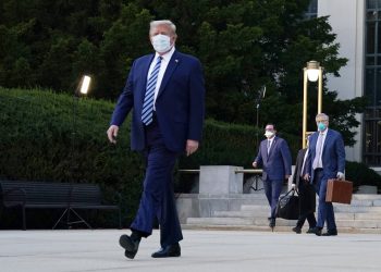 Donald Trump fotografiado a la salida del hospital militar donde estuvo internado tres días tras detectársele el COVID-19. Foto del 5 de octubre del 2020 tomada en Bethesda, Maryland. Foto: Evan Vucci/AP.