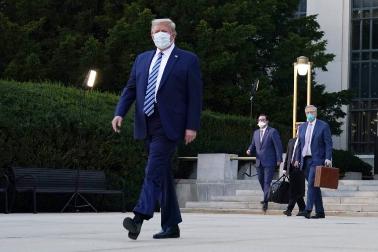 Donald Trump fotografiado a la salida del hospital militar donde estuvo internado tres días tras detectársele el COVID-19. Foto del 5 de octubre del 2020 tomada en Bethesda, Maryland. Foto: Evan Vucci/AP.