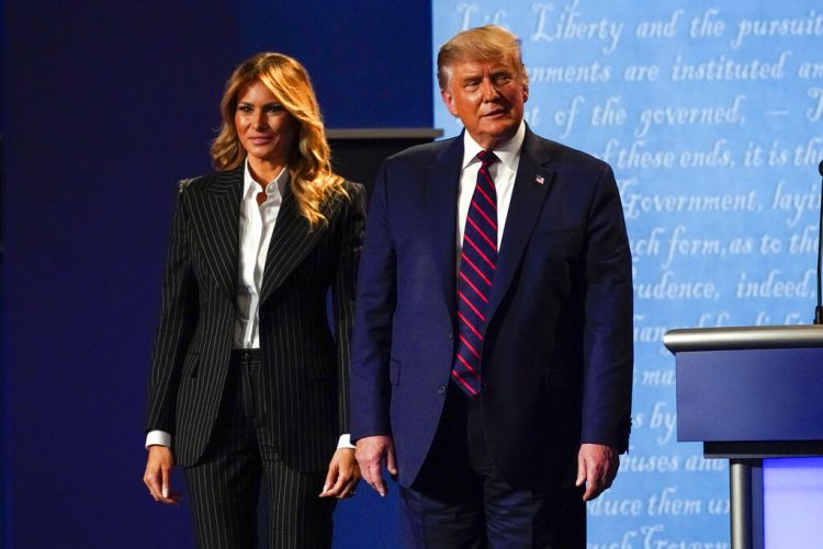 El presidente de Estados Unidos, Donald Trump, en el escenario junto a la primera dama, Melania Trump, tras el primer debate presidencial con el candidato demócrata a la Casa Blanca, el exvicepresidente Joe Biden, el 29 de septiembre de 2020, en Case Western University and Cleveland Clinic, en Cleveland, Ohio.  Foto: Julio Cortez/AP.