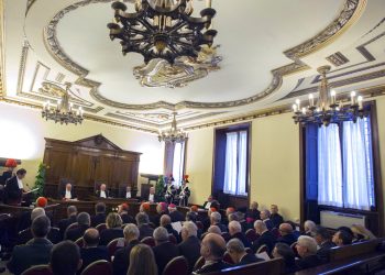 En esta foto de archivo del 31 de enero de 2015, el juez Giuseppe Dalla Torre, entonces presidente del tribunal del Vaticano, centro, asiste al inicio del 86to Año Judicial del Vaticano. Foto: Riccardo De Luca/AP.