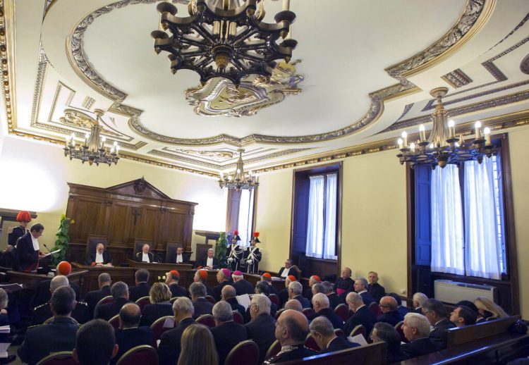 En esta foto de archivo del 31 de enero de 2015, el juez Giuseppe Dalla Torre, entonces presidente del tribunal del Vaticano, centro, asiste al inicio del 86to Año Judicial del Vaticano. Foto: Riccardo De Luca/AP.