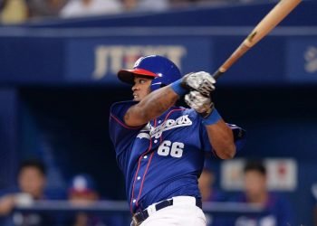 El pelotero cubano Dayán Viciedo, con el uniforma de los Dragones de Chunichi, en la Liga Japonesa de Béisbol Profesional. Foto: beisboljapones.com / Archivo.