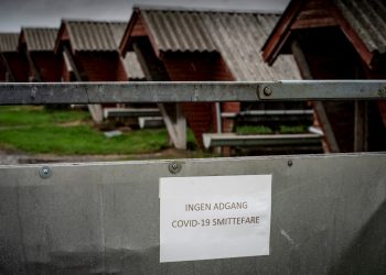 Cartel que impide el acceso y alerta sobre el riesgo de infección con la COVID-19 en una granja de visones en Hjoerring, en el norte de Jutlandia, Dinamarca. Foto: Mads Claus Rasmussen / EFE.