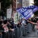 Un seguidor del presidente Trump ondea una bandera frente a un grupo de seguidores de Joe Biden en el exterior de un centro de escrutinio electoral en Filadelfia. Foto: Mario Cruz / EFE