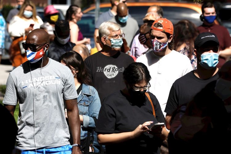 Un grupo de electores permanece en fila en Tampa para depositar su voto adelantado el viernes 31 de octubre en la biblioteca pública Temple Terrace. Los totales de votos anticipados en las elecciones presidenciales han superado los 90 millones, cerca de dos tercios de la participación de 2016. (Elecciones, Estados Unidos) EFE / PETER FOLEY