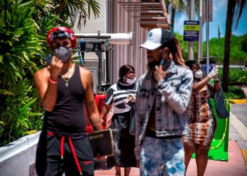 El uso de las mascarillas ha vuelto a ser obligatorio en Miami Beach, como medida para evitar la expansión de la COVID-19, Foto: Giorgio Viera / EFE.