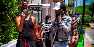 El uso de las mascarillas ha vuelto a ser obligatorio en Miami Beach, como medida para evitar la expansión de la COVID-19, Foto: Giorgio Viera / EFE.