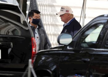 El presidente de los Estados Unidos, Donald J. Trump (C), camina hacia su caravana en el jardín sur de la Casa Blanca en Washington, DC, el 15 de noviembre de 2020. Foto: Oliver Contreras / Pool / EFE.