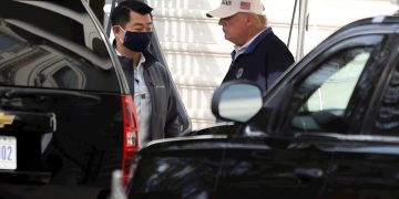 El presidente de los Estados Unidos, Donald J. Trump (C), camina hacia su caravana en el jardín sur de la Casa Blanca en Washington, DC, el 15 de noviembre de 2020. Foto: Oliver Contreras / Pool / EFE.