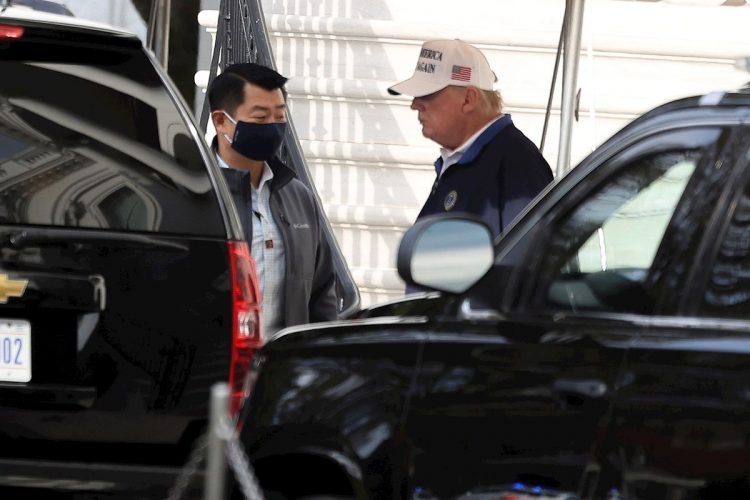 El presidente de los Estados Unidos, Donald J. Trump (C), camina hacia su caravana en el jardín sur de la Casa Blanca en Washington, DC, el 15 de noviembre de 2020. Foto: Oliver Contreras / Pool / EFE.