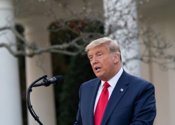 El presidente Trump pronuncia este viernes en la Casa Blanca una alocución sobre la pandemia del Coronavirus. Foto: Chris Kleponis / EFE/POOL