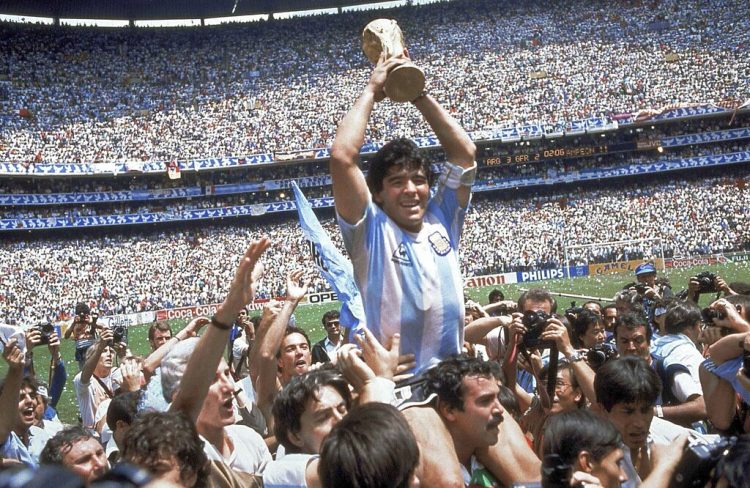 En esta foto del 29 de junio de 1986, Maradona alza la Copa Mundial tras la victoria de Argentina 3-2 ante Alemania en la final. Photo/Carlo Fumagalli, archivo).
