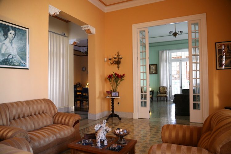 Una casa de alquiler en La Habana, Cuba, promovida por Airbnb en su sitio. | Foto: Airbnb