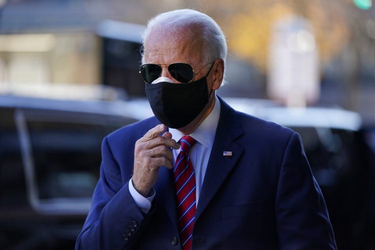 En esta imagen del 23 de noviembre de 2020, el presidente electo Joe Biden sale de su caravana para hablar con miembros de la prensa en Wilmington, Delaware. Foto: Carolyn Kaster/AP.