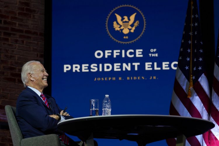 El presidente electo Joe Biden sonríe el lunes 23 de noviembre de 2020 durante una reunión virtual con la Conferencia de Alcaldes de Estados Unidos en el teatro The Queen, en Wilmington, Delaware.  Foto: Carolyn Kaster.