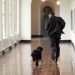 Obama corre junto a su perro Bo en el pasillo lateral a la Oficina Oval, en la Casa Blanca, durante sus años como presidente de los Estados Unidos. Foto: Pete Souza / White House / Archivo.