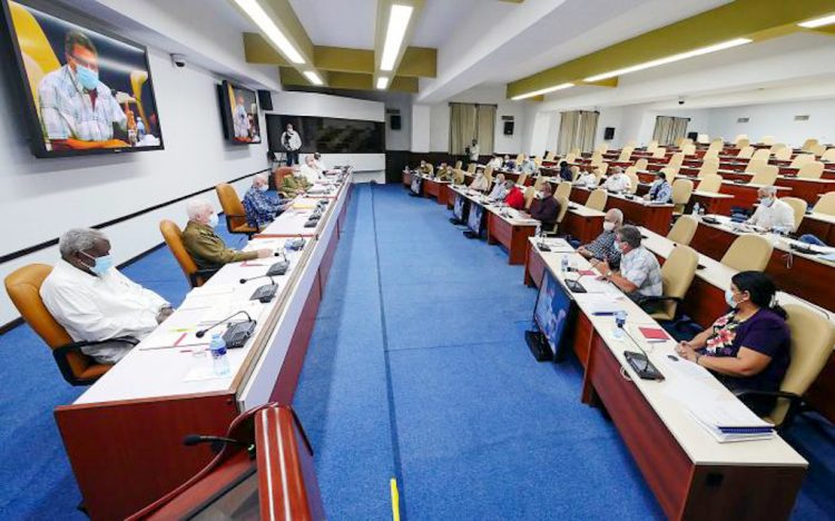 Foto de archivo de reunión del Buró Político del PCC encabezada por Raúl Castro. Foto: Granma / Archivo.