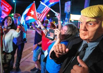 Cubanoamericanos celebran la derrota demócrata en Florida, frente al restaurante Versailles de Miami. Noviembre 2020. Foto: Cristobal Herrera / EFE
