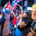 Cubanoamericanos celebran la derrota demócrata en Florida, frente al restaurante Versailles de Miami. Noviembre 2020. Foto: Cristobal Herrera / EFE