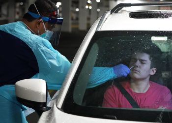 Un estudiante de secundaria se hace la prueba de COVID-19 el lunes 30 de noviembre de 2020 en un centro de West Nyack, Nueva York.  Foto: AP.