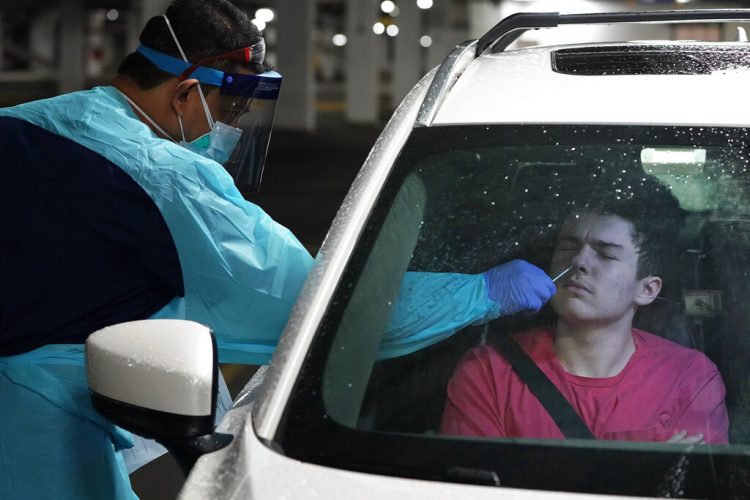 Un estudiante de secundaria se hace la prueba de COVID-19 el lunes 30 de noviembre de 2020 en un centro de West Nyack, Nueva York.  Foto: AP.