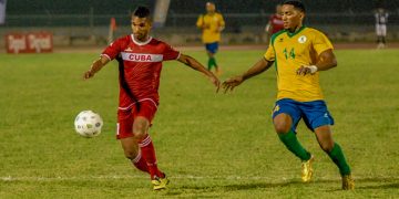 El delantero de Las Tunas Dayron Blanco (izq) vistió en varias ocasiones el uniforme del equipo nacional cubano. Foto: Dubler Vázquez/Facebook.