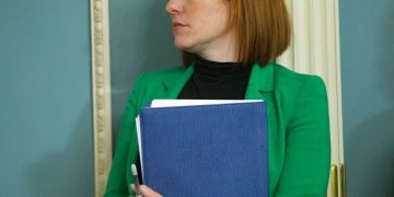 Jen Psaki, portavoz del Departamento de Estado, participa el viernes 27 de febrero de 2015 en una reunión, en Washington. Psaki será secretaria de prensa del presidente electo Joe Biden. Foto: AP/Pablo Martinez Monsivais.