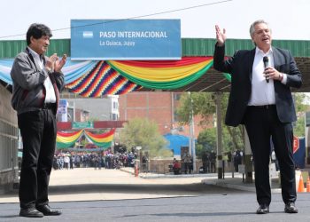 El presidente de Argentina, Alberto Fernández (der) despide en la frontera con Bolivia al exmandatario Evo Morales, que regresó a su país. Foto: @evoespueblo/Twitter.