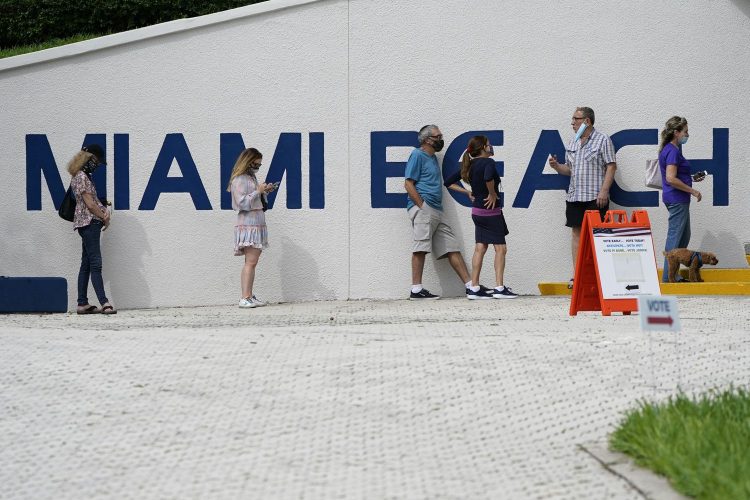 Una fila en un centro de votación en Miami Beach. | LYNNE SLADKY / AP