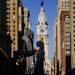 Fotografía del 8 de noviembre de 2020 de una persona con mascarilla cruzando la calle Broad en Filadelfia. Foto: Matt Slocum/AP.