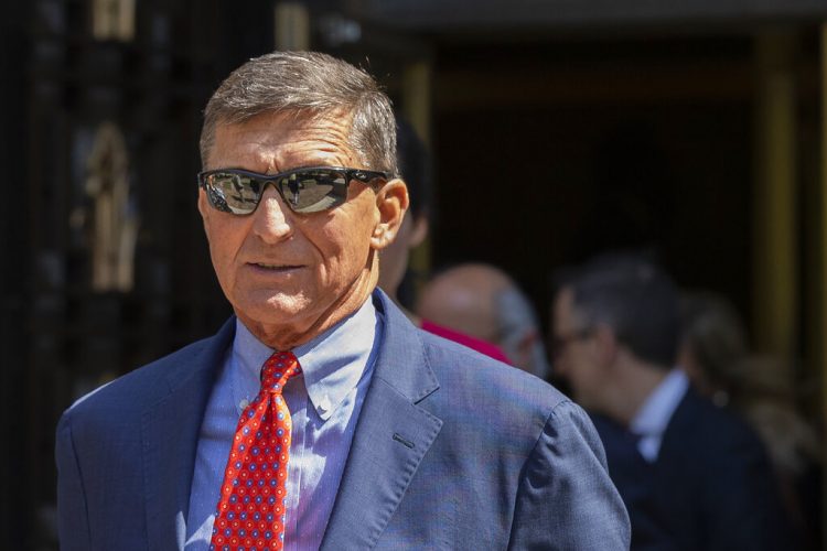 Michael Flynn, exasesor de seguridad nacional del presidente Donald Trump, sale de un tribunal federal el martes 10 de septiembre de 2019 en Washington DC. Foto: Manuel Balce Ceneta/AP.