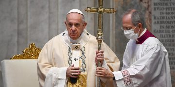 El papa Francisco celebra misa en la basílica de San Pedro, en El Vaticano, durante la pandemia de coronavirus. Foto: Vincenzo Pinto / AP / Archivo.