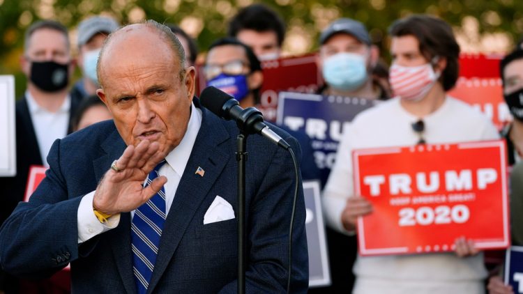 Rudy Giuliani, abogado del presidente Donald Trump, habla durante una conferencia de prensa sobre los desafíos legales para el conteo de votos en Pensilvania el miércoles 4 de noviembre de 2020. Foto: Matt Slocum/AP.