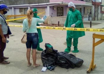 Restricción de movimiento en una zona de la ciudad de Guantánamo tras reportarse dos casos importados de la COVID-19. Foto: Idaliena Diaz Casamayor/Facebook.